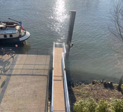 Passerelle et porte anti-intrusion pour un particulier