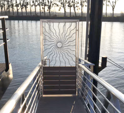 Passerelle et porte anti-intrusion pour un particulier