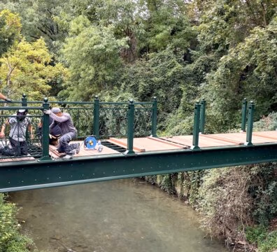 Passerelle de St Maurice - Montage des garde-corps en ferronnerie d'art