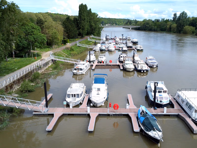 Port de plaisance de Valvins à Avon. Pays de Fontainebleau