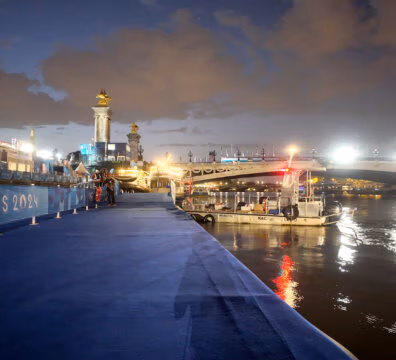 Montage nocturne du ponton des athlètes à Paris, pont Alexandre III