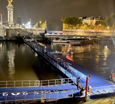 Montage nocturne du ponton des athlètes à Paris, pont Alexandre III
