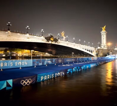 Montage nocturne du ponton des athlètes à Paris, pont Alexandre III