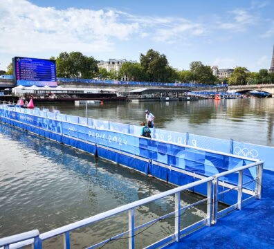 Ponton des athlètes Olympiques à Paris, pont Alexandre III