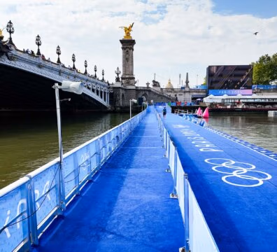 Ponton des athlètes Olympiques à Paris, pont Alexandre III