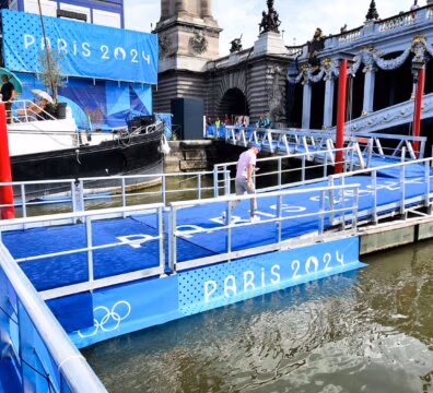 Ponton des athlètes Olympiques à Paris, pont Alexandre III