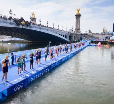 Ponton des athlètes Olympiques à Paris, pont Alexandre III