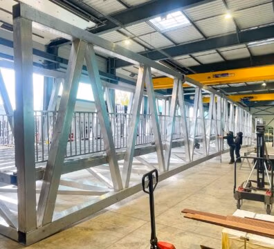 Fabrication de la passerelle aluminium pour Mézières-les-Metz