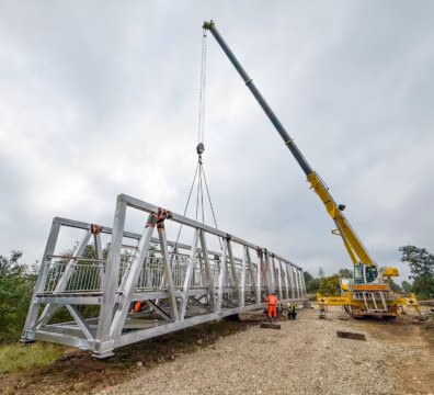 Assemblage de la passerelle aluminium pour Mézières-les-Metz
