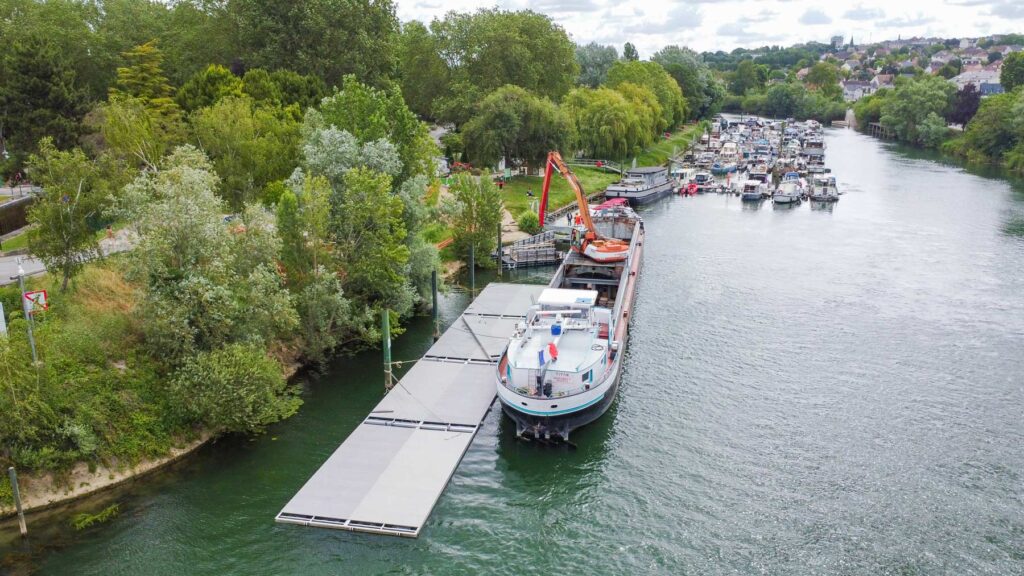 Site de baignade de Neuilly-sur-Marne : arrivée des pontons