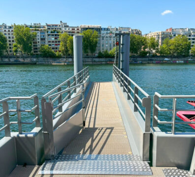 Embarcadère en acier, les Vedettes de la Seine, Paris