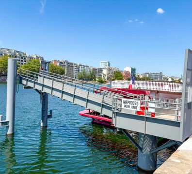 Embarcadère en acier, les Vedettes de la Seine, Paris