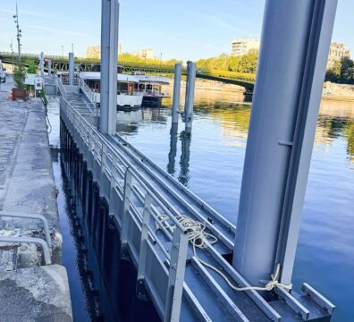 Installations des embarcadère en acier, les Vedettes de la Seine, Paris